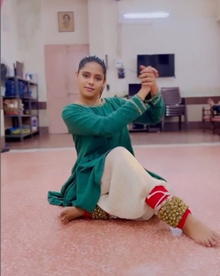 After Jhanvi Kapoor, Kangana Ranaut Actress Pranati Rai Prakash Learns Kathak From Indian Classical  Guru Rajendra Chaturvedi